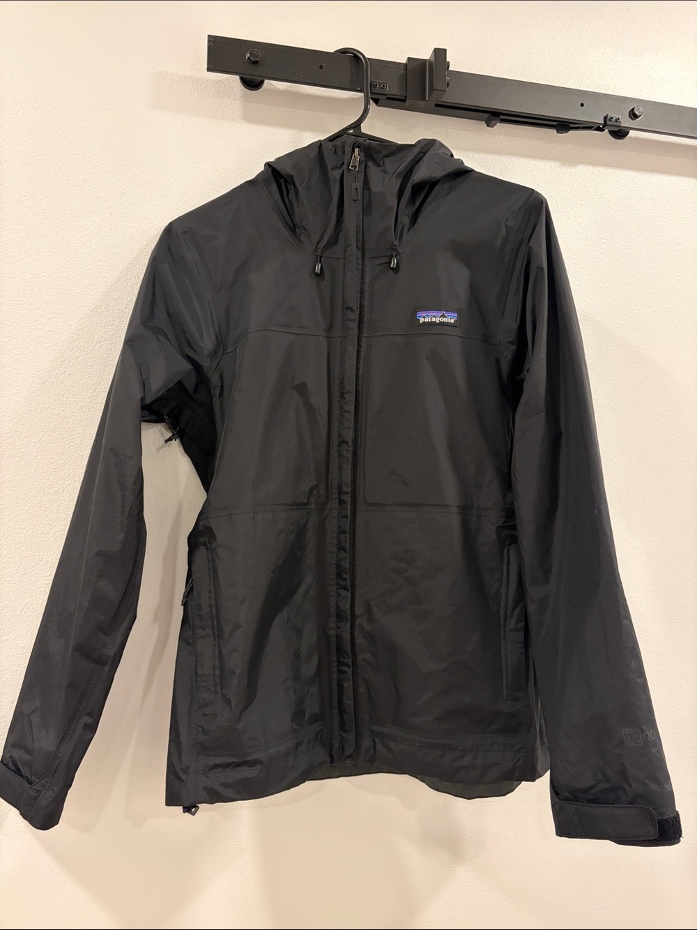 Patagonia Women’s Black Torrentshell Hooded Raincoat Size Small